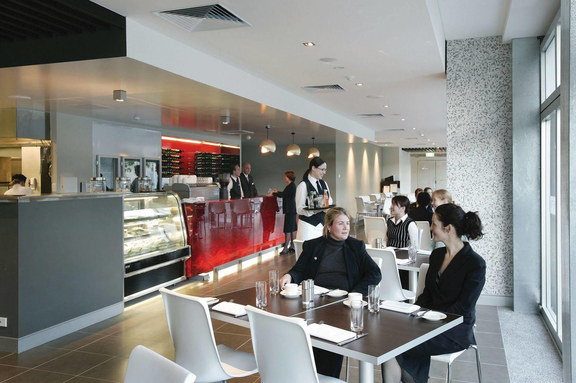 Adina Apartment Hotel Пърт Екстериор снимка