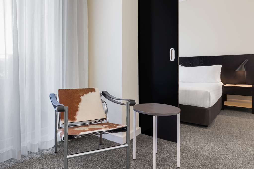 Adina Apartment Hotel Пърт Стая снимка