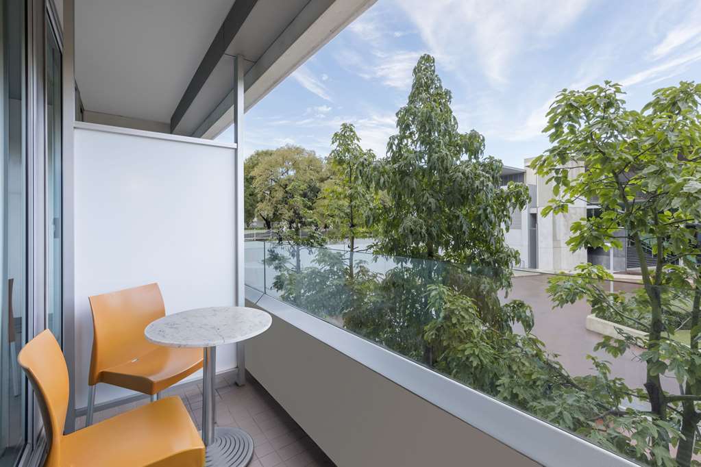 Adina Apartment Hotel Пърт Стая снимка
