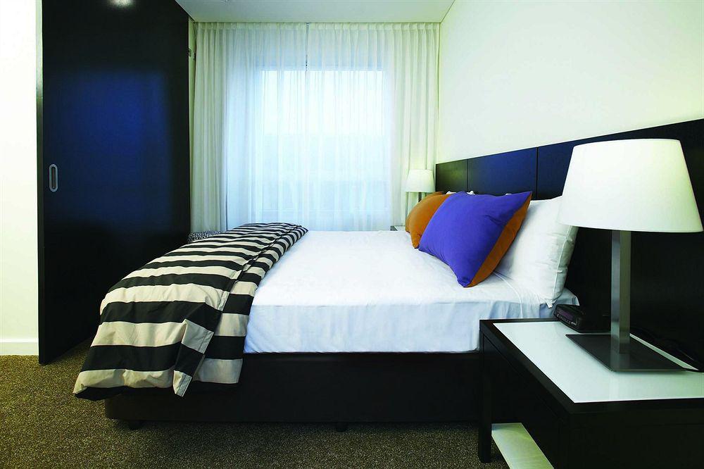 Adina Apartment Hotel Пърт Стая снимка